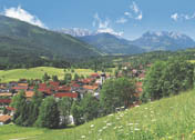 Ansichtskarte mit Alpendorf im Sommer