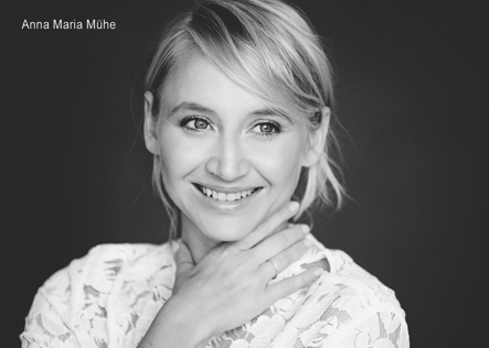 Autogrammkarte Anna Maria Mühe in Schwarz-Weiß, Querformat